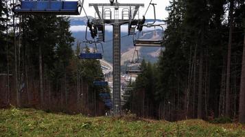 ucrânia, bukovel - 20 de novembro de 2019. vista de outono da estação de esqui com teleférico no contexto das encostas das montanhas de outono e a infraestrutura em construção de uma estação de esqui de inverno. foto