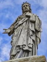 grande estátua de metal do cristo redentor do monte saccarello foto