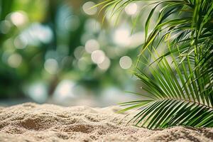 dourado areia do tropical praia, Palma folhas em embaçado fundo. lindo bandeira para verão período de férias e viagem. foto