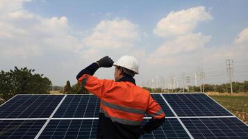 Senior engenheiro faz serviço e manutenção solar painéis para pme e casas, solar instalação e serviço, eco verde energia foto