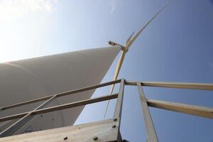 moinho de vento ou vento turbina Fazenda contra Sol subir céu, eco verde energia, renovável energia foto