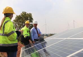 homem de negocios ou proprietário Verifica trabalho progresso do solar painel instalação, sustentável e renovável energia, o negócio discussão foto