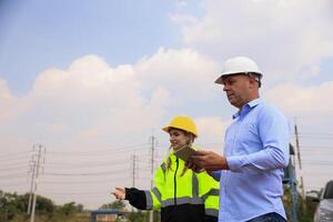 homem de negocios ou proprietário Verifica trabalho progresso do solar painel instalação, sustentável e renovável energia, o negócio discussão foto