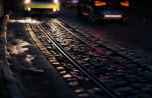 carro luzes com luzes em uma pavimentado estrada às noite foto