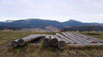 paisagem de outono nos Cárpatos com picos de montanhas e troncos de árvores derrubadas. o conceito de ecologia e desmatamento ilegal na ucrânia ocidental.