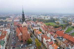 vista aérea da catedral na cidade de elblag na polônia foto