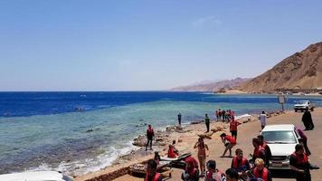 egito, dahab - 17 de outubro de 2019. o buraco azul é um ponto de mergulho popular no leste do sinai. resort de praia ensolarado no mar vermelho em dahab. um famoso destino turístico perto de sharm el sheikh. sol brilhante foto
