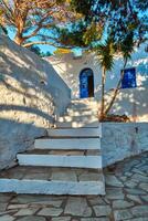 grego Vila típica Visão com branqueado casas e escadaria. Plaka cidade, milos ilha, Grécia foto