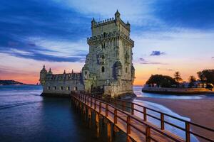 belém torre em a banco do a tagus rio dentro crepúsculo depois de pôr do sol. Lisboa, Portugal foto