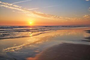atlântico oceano pôr do sol com surgindo ondas às fonte da telha praia, Portugal foto