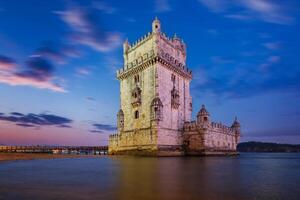 belém torre em a banco do a tagus rio dentro crepúsculo. Lisboa, Portugal foto