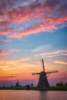 moinhos de vento às kinderdijk dentro Holanda. Países Baixos foto