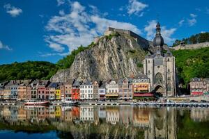 Visão do pitoresco dinant cidade. Bélgica foto