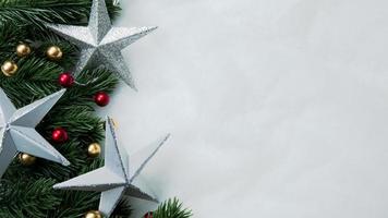 decorações de natal, folhas de pinheiro, bolas, bagas em fundo branco de neve, conceito de natal foto
