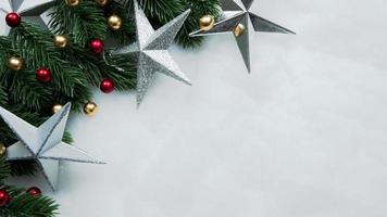 decorações de natal, folhas de pinheiro, bolas, bagas em fundo branco de neve, conceito de natal