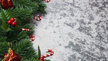 decorações de natal, folhas de pinheiro, bolas, bagas em fundo grunge, foco seletivo conceito de natal foto