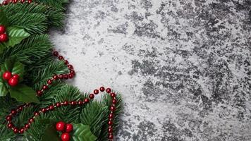 decorações de natal, folhas de pinheiro, bolas, bagas em fundo grunge, foco seletivo conceito de natal foto