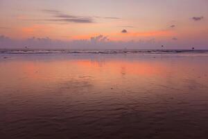 pôr do sol em baga de praia. goa foto