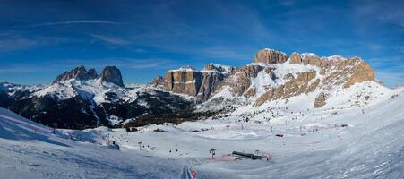 esqui recorrer dentro dolomitas, Itália foto