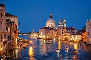 Visão do Veneza grande canal e santa maria della saudação Igreja dentro a tarde foto