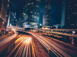 rua tráfego dentro hong kong às noite foto