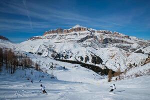 esqui recorrer dentro dolomitas, Itália foto