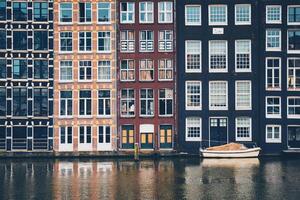 amsterdam canal Damrak com casas, Países Baixos foto