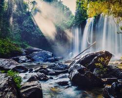 tropical cascata dentro Camboja foto