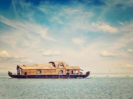 casa flutuante dentro Kerala, Índia foto