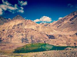 himalaia panorama com pequeno lago foto