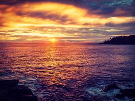 oceano pôr do sol com dramático céu foto