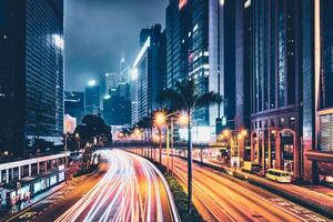 rua tráfego dentro hong kong às noite foto