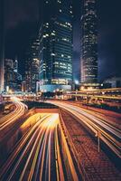 rua tráfego dentro hong kong às noite foto