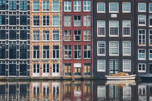 amsterdam canal Damrak com casas, Países Baixos foto