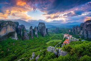 pôr do sol céu e mosteiros do meteora foto