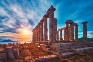 Poseidon têmpora ruínas em capa sonio em pôr do sol, Grécia foto