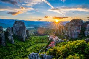 pôr do sol sobre mosteiros do meteora foto