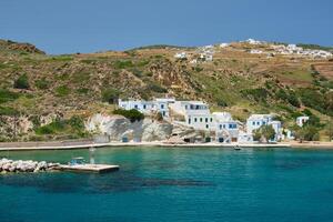 grego pescaria Vila com tradicional branqueado branco casas em milos ilha foto