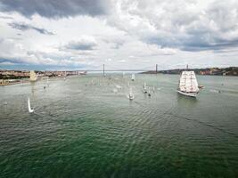 alta navios Navegando dentro tagus rio. Lisboa, Portugal foto