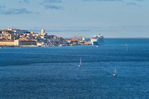 Visão do Lisboa Visão sobre tagus rio com iates e barcos em pôr do sol. Lisboa, Portugal foto