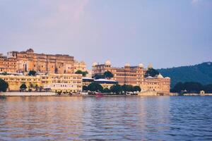 Udaipur cidade Palácio em pôr do sol visualizar. udaipur, Índia foto