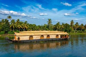 casa flutuante em Kerala remansos, Índia foto