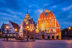 riga Cidade corredor quadrado, casa do a cravos pretos e st. de Pedro Igreja foto