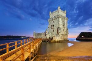 belém torre em a banco do a tagus rio dentro crepúsculo. Lisboa, Portugal foto