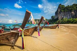 grandes rabo barcos em praia, Tailândia foto