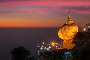 dourado Rocha Kyaiktiyo pagode, myanmar foto