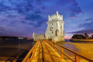 belém torre em a banco do a tagus rio dentro crepúsculo. Lisboa, Portugal foto
