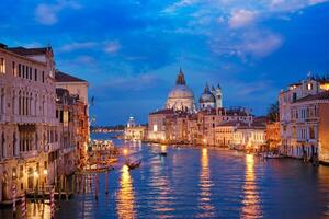 Visão do Veneza grande canal e santa maria della saudação Igreja dentro a tarde foto