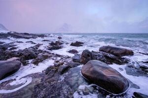 costa do norueguês mar em rochoso costa dentro fiorde em pôr do sol foto