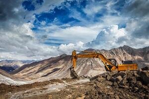 estrada construção dentro montanhas Himalaia foto